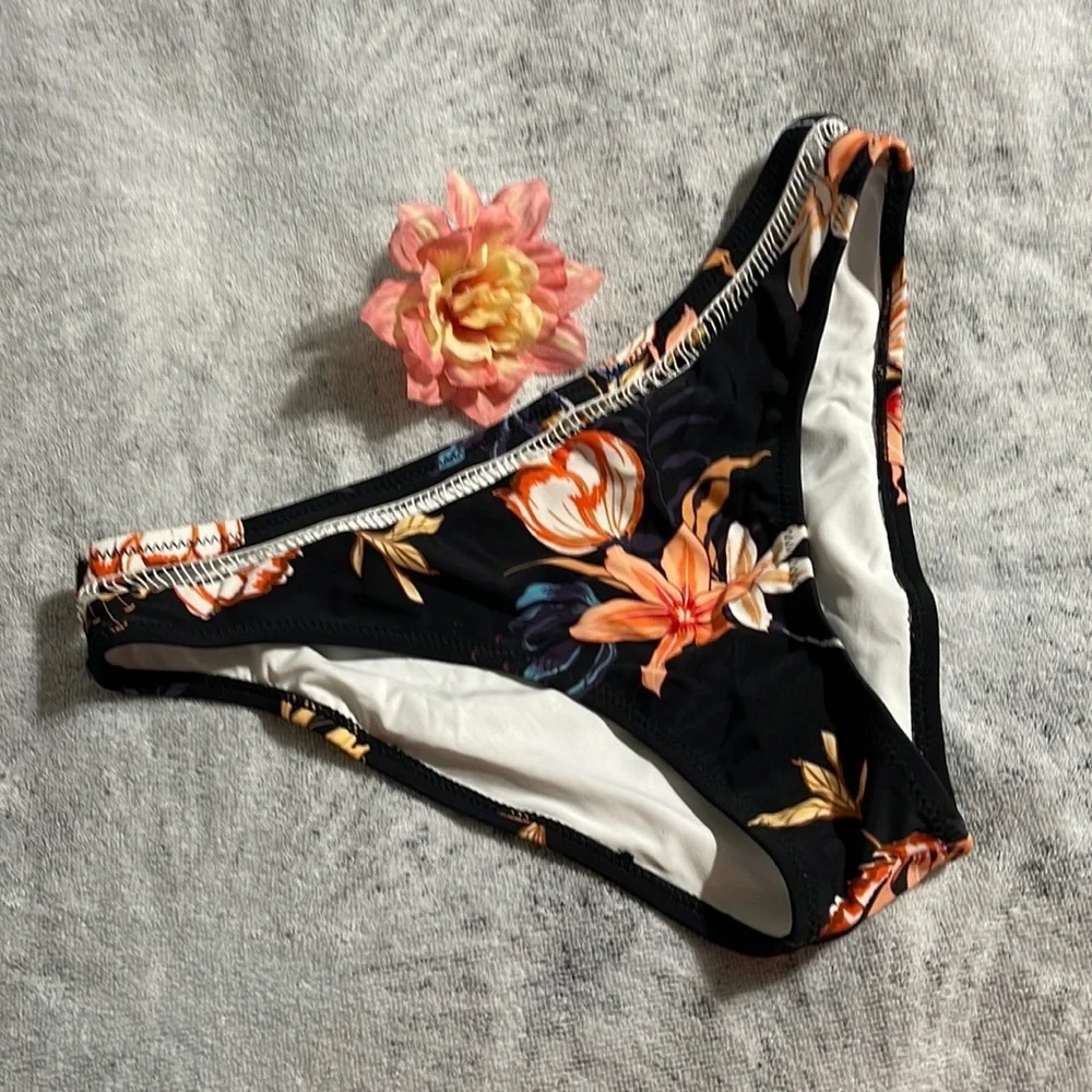 NWT women’s floral swim bottoms S